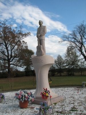 Jim Reeves Statue image. Click for full size.