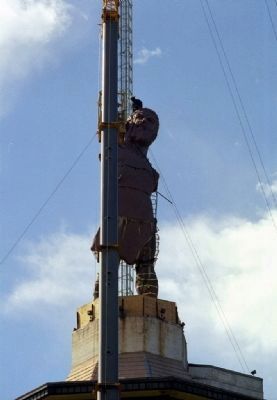 Workmen in the process of removing Vulcan from his pedistal for refurbishing.. Click for full size. Workmen in the process of removing Vulcan from his pedistal for refurbishing. image. Click for full size.