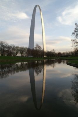 The Gateway Arch and One of the Reflecting Pools/Lily Ponds image. Click for full size.