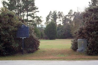 Mary Sterling Heatly Russell  a Pioneer Woman Marker at right image. Click for full size.