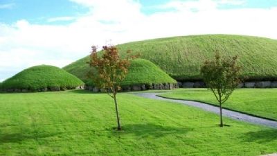 Knowth Great and Lesser Mounds image. Click for full size.