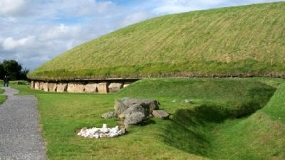 Knowth Great Mound image. Click for full size.