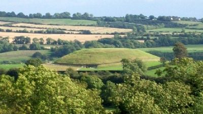 Newgrange Megalithic Mound image. Click for full size.