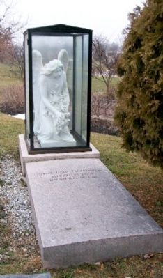 Washington Cemetery Grave Statuary image. Click for full size.