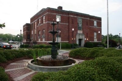 Alexander City's 1939 City Hall on Court Square image. Click for full size.