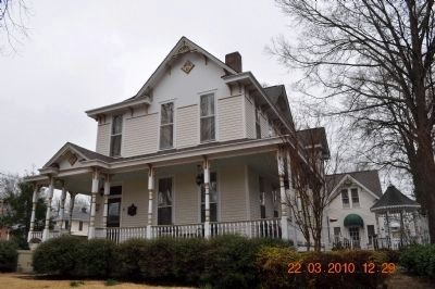 Walnut Street Historic Home. Click for full size. Walnut Street Historic Home image. Click for full size.