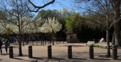 Marker on far right of Zoo entrance. image. Click for full size.