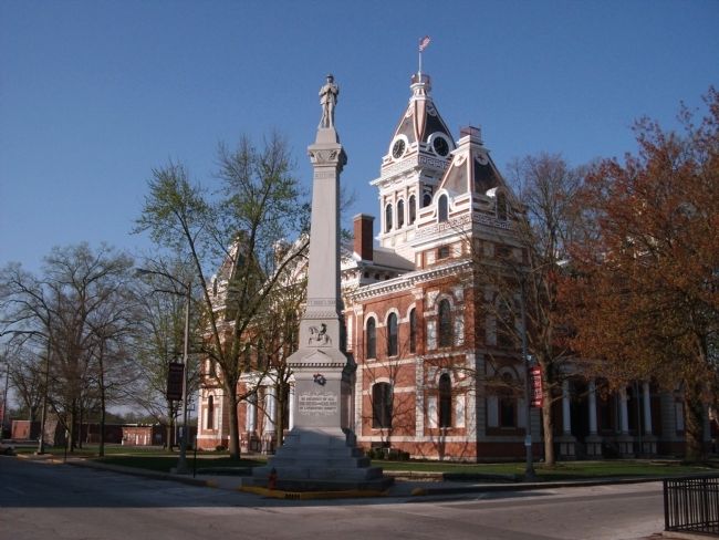 Civil War Memorial & Livingston County Courthouse - Pontiac, Illinois image. Click for full size.