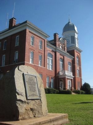 Taliaferro County World War I Memorial and Taliaferro County Courthouse image. Click for full size.