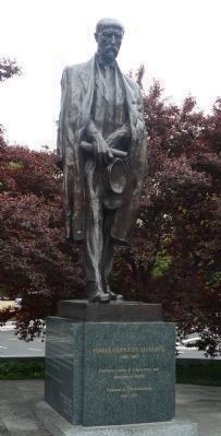 Tomáš G. Masaryk statue by sculptor Vincent Makovsky. image. Click for full size.