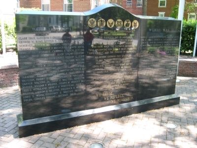 Warren County Veterans Monument -Central Marker image. Click for full size.