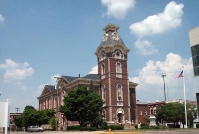 Henry County Courthouse and War Memorial image. Click for full size.