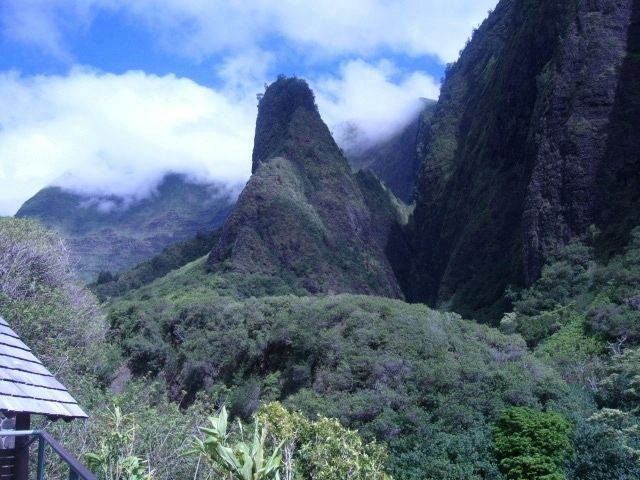 Kūka�emoku, the “ʻĪao Needle” image. Click for full size.
