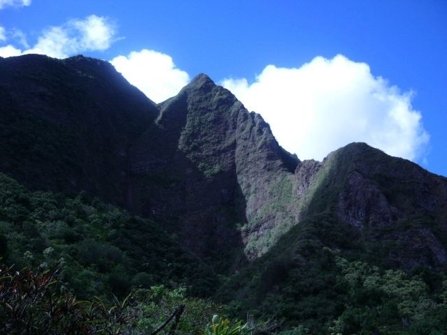 Mauna Kahalawai ("West Maui Mountains") - viewed from near Kūka�emoku image. Click for full size.