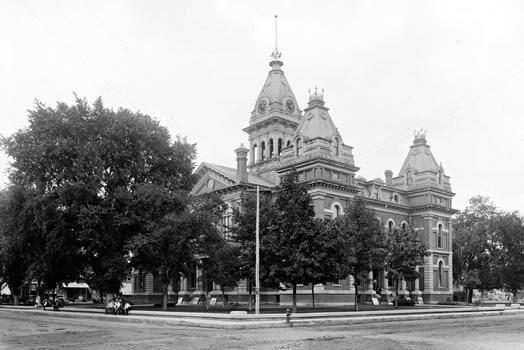 1900 Photo of Courthouse image. Click for full size.