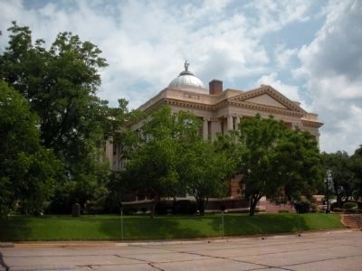 Marker seen on SW corner of Court House lawn (lower left of photo) image. Click for full size.