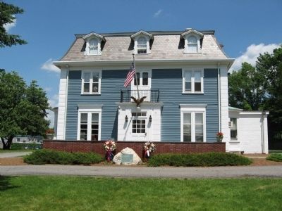 Lewisboro Veterans Monument in front of the Lewisboro Town House image. Click for full size.