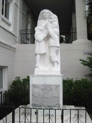 "Mothers of the World" sculpture at the German-American Club image. Click for full size.