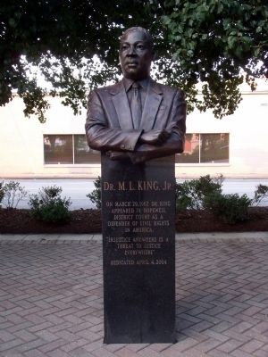 Dr. M. L. King, Jr. Statue image. Click for full size.