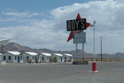 Motel Cottages and the Roy's Sign image. Click for full size.