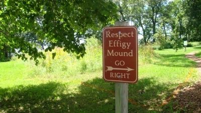 Sign on path near Bear and Lynx Effigy Mounds Marker. Click for full size. Sign on path near Bear and Lynx Effigy Mounds Marker image. Click for full size.