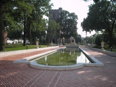 Memorial and Reflecting Pool image. Click for full size.