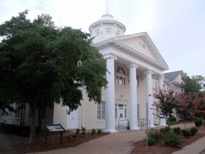 Hampton Courthouse image. Click for full size.