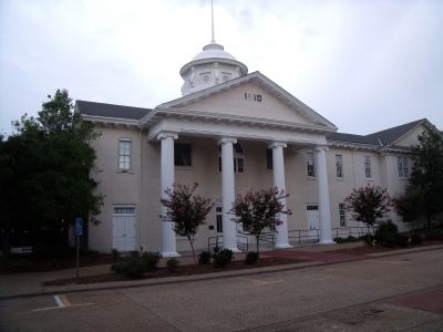 Hampton Courthouse image. Click for full size.