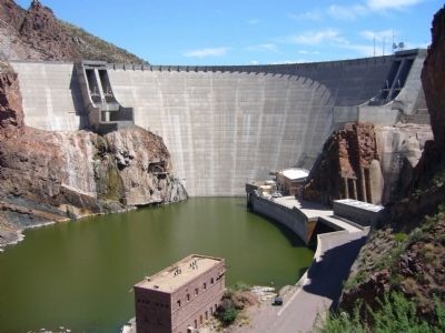 Roosevelt Dam image. Click for full size.