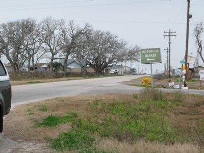 Sign pointing to Point Bolivar marker is still in place image. Click for full size.