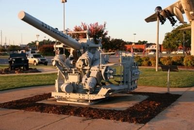 Gun from the U.S.S. Tuscaloosa & Marker image. Click for full size.
