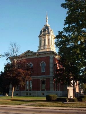 Marshall County Courthouse -and- The Honor Roll Marker image. Click for full size.