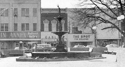Robert Anderson Memorial Fountain<br>Courthouse Square image. Click for full size.