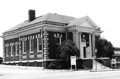 Carnegie Library Building<br>405 North Main Street image. Click for full size.