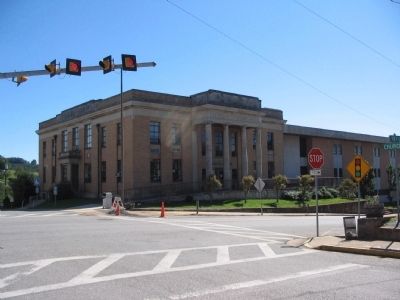 Modern Lee County Courthouse image. Click for full size.