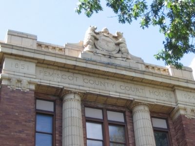 State Crest at top of Front of Courthouse image. Click for full size.