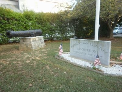 Revolutionary War Cannon located near marker image. Click for full size.