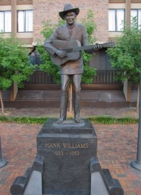 Hank Williams statue image. Click for full size.