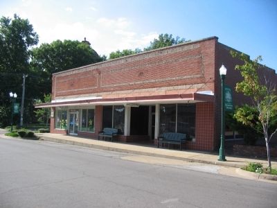 Store Along Hale Avenue image. Click for full size.
