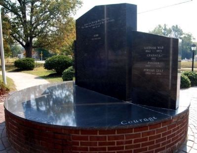 Belton Veterans Monument -<br>Rear Right image. Click for full size.