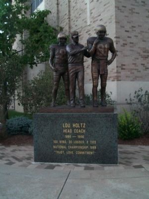 Lou Holtz Statue image. Click for full size.