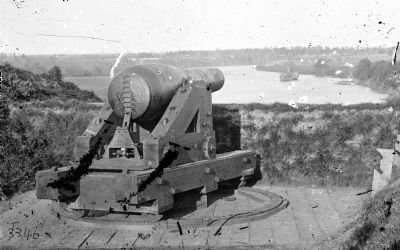 Columbiad gun in Fort Darling on James image. Click for full size.