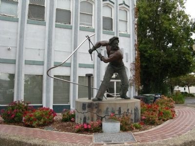 “The Steelworker in Pittsburg” Sculpture and Marker image. Click for full size.