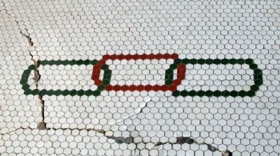 Odd Fellows Chain Link Emblem at Entrance image. Click for full size.
