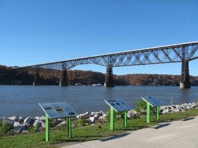 Walkway Over the Hudson Marker (center) image. Click for full size.