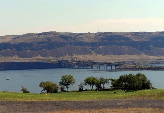 Basaltic Cliffs of the Columbia River image. Click for full size.