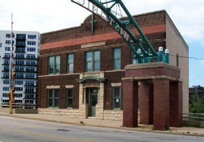 Milwaukee Fire Dept Engine House #15 and Marker image. Click for full size.