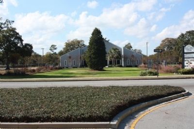 Park Circle Marker,(r), seen at southside of circle from South Rhett Avenue. Click for full size. Park Circle Marker,(r), seen at southside of circle from South Rhett Avenue image. Click for full size.