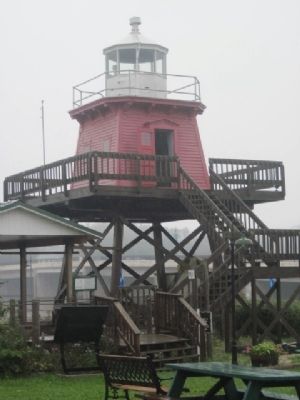 Two Rivers' North Pier Lighthouse and Marker image. Click for full size.