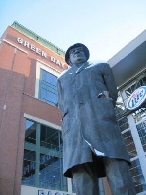Vince Lombardi Statue image. Click for full size.